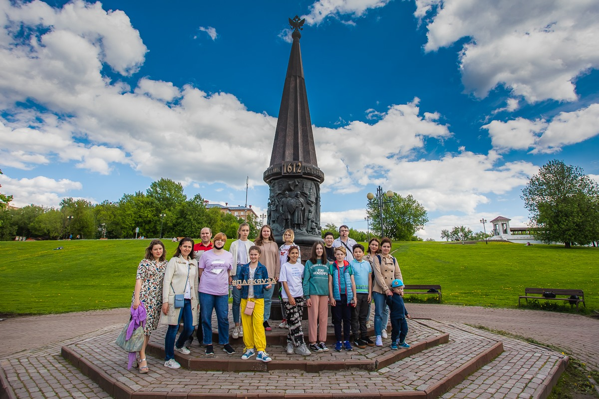 Ростокино 1 мая. Экскурсия в парке. Парк на Яузе. Памятники в Ростокино Москва. Парк Яуза фото возле певческого поля.