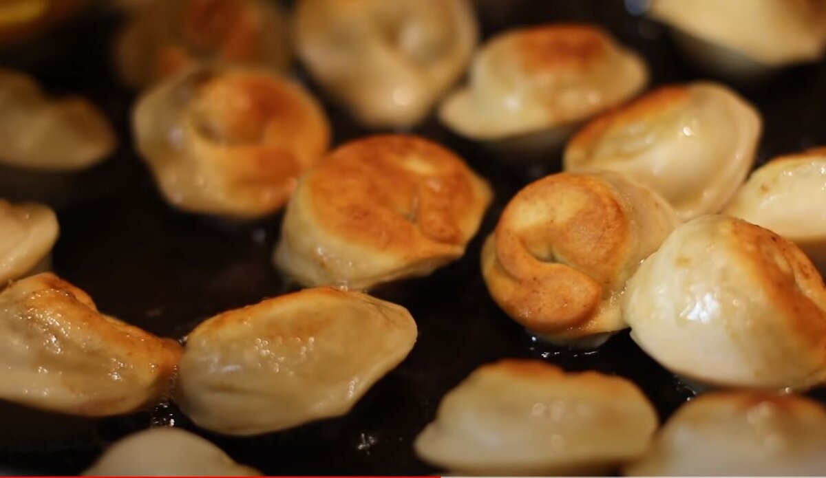 жареные пельмешки. пельмени фри. пельмени на сковороде. вкусные жареные пельмени. жареные пельмени.