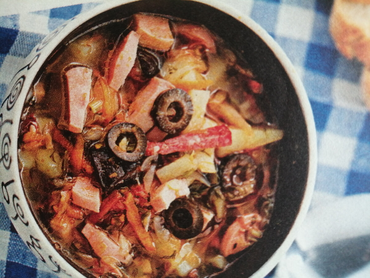 Грудинка говяжья, морковь,корень петрушки, телятина, окорок вареный,сосиски,лук репчатый,огурцы соленые,,паста томатная, масло сливочное,каперсы,оливки,лимон,зелень,соль, сметана.