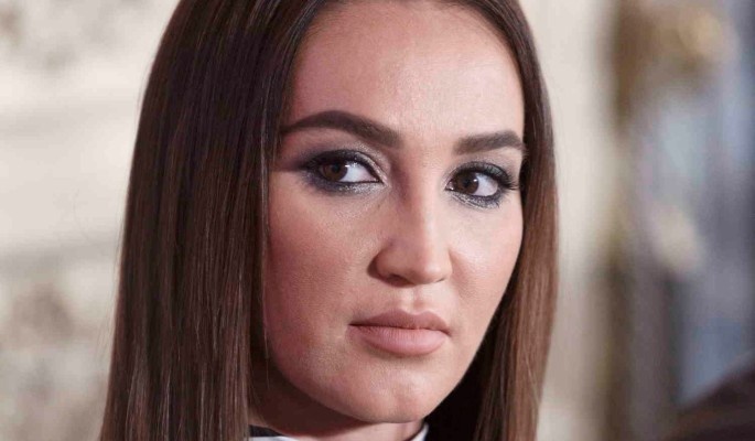 За некоторое количество дней до премьеры показа в Сети была замечена аудиозапись, где Бузова исполняет арию «Во мне пылает пламя желания». Хоть и слышимость откровенно говоря ужасная, но по ней можно понять вокальные данные телеведущей.Фрагмент в том числе и впоследствии опубликовал Иосиф Пригожин, который объяснил: Ольга попала во МХАТ случайно, так как в начале данную роль предлагали Валерии, но по причине непроницаемого графика звезда была должна отказатся. 
Любопытно, собственно что во время пресс-похода впоследствии представления Эдуард Бояков не подтвердил данную информацию, заявив: он в начале лицезрел Бузову. Да и сама экс-ведущая «ДОМа-2» высмеял конкуренток: «Все внезапно внезапно припомнили, как их приглашали».
Такое положение дел не устроило мужа Валерии Иосифа Пригожина. Продюсер горой стоит за любимую жену, поэтому решил защитить не только супругу, но и поставить на место Бузову.