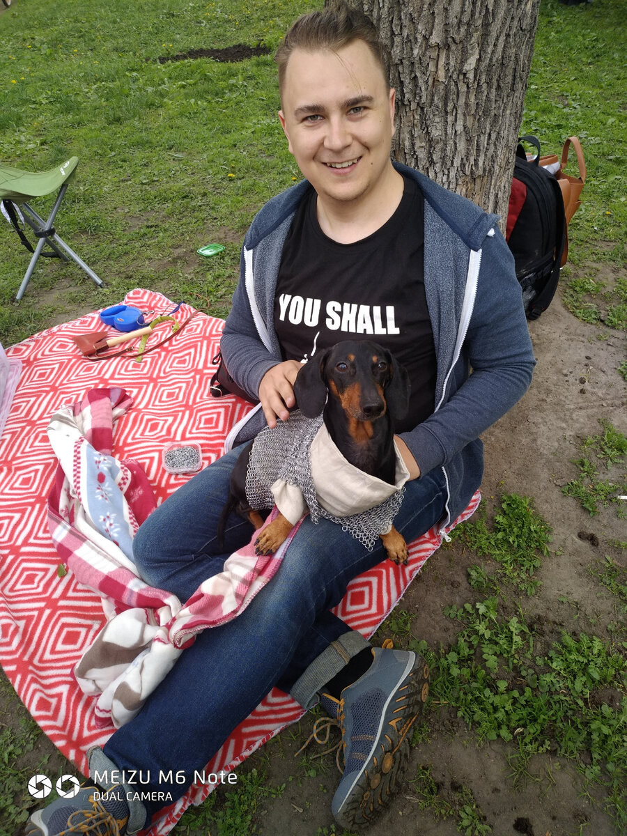 Дин вместе с папой ,на прошлом Такс-парвде,он хорошо себя ведет и Дина папа гладит...