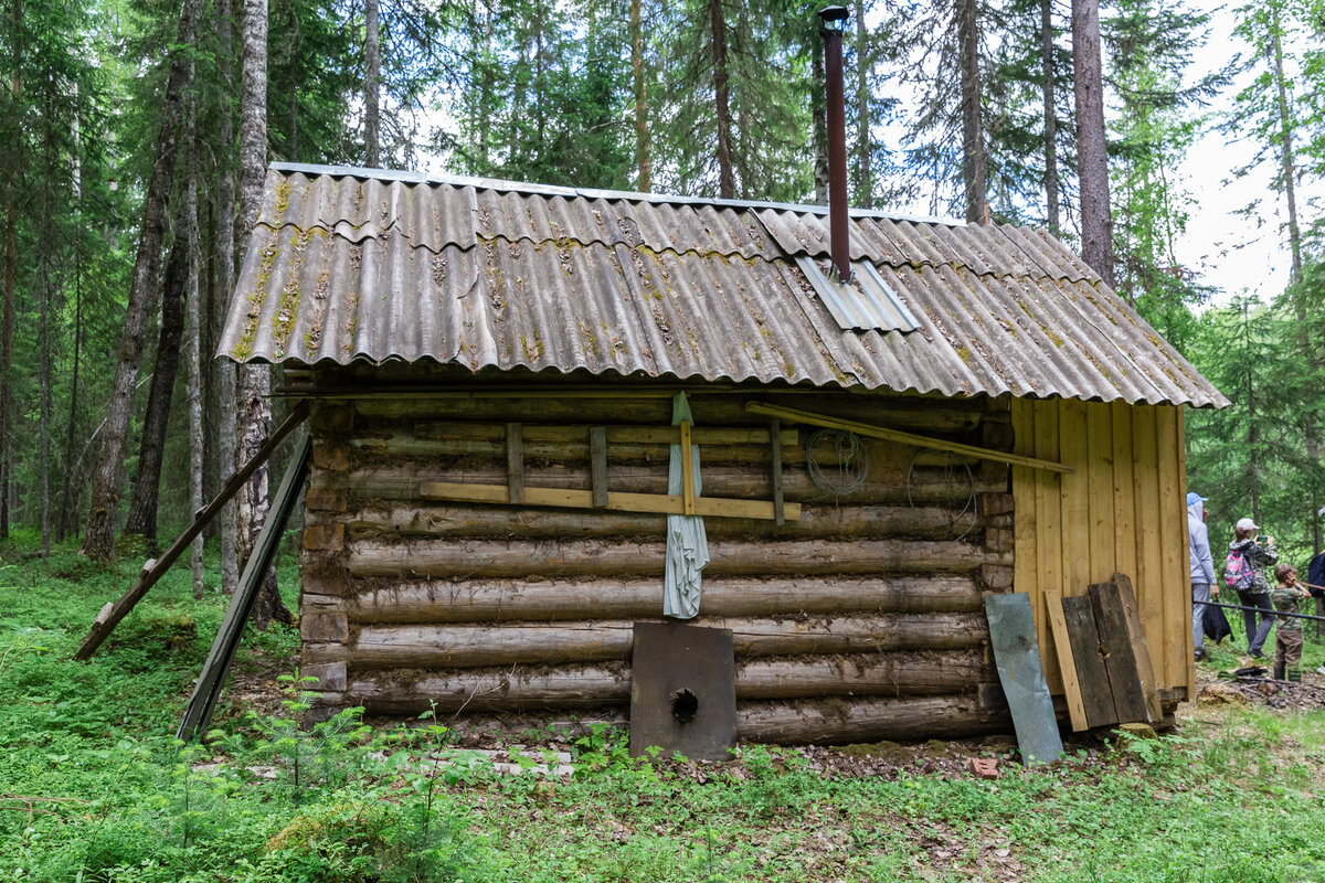 Идеальное место для изоляции по нынешним временам. Дрова в изобилии, речка под боком, запас продуктов можно пополнять раз в месяц. И никакой связи! Настоящее отшельничество