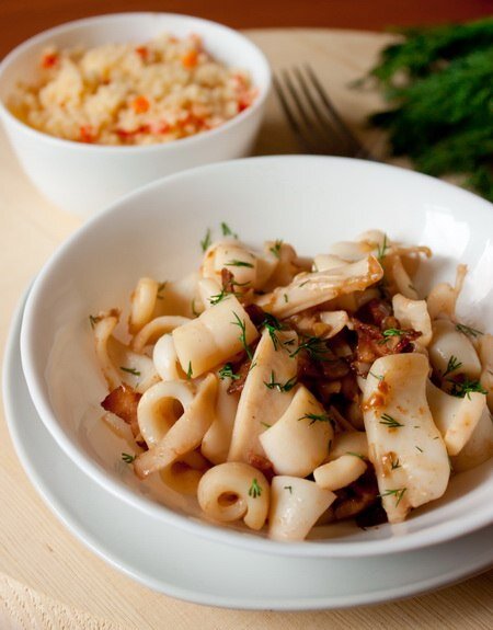 Кальмары, жаренные с беконом