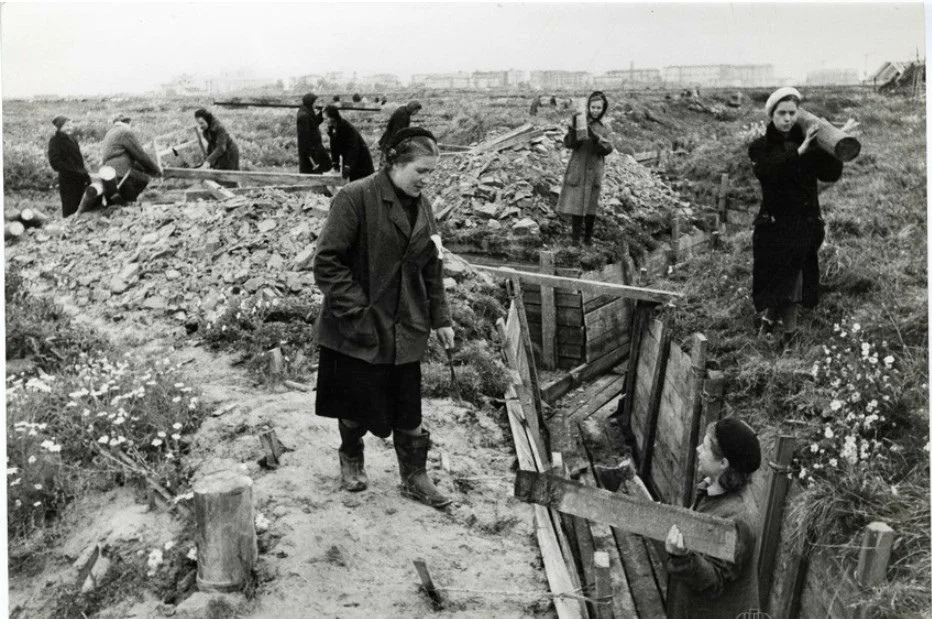 Фото дано как иллюстрация. Бригада женщин укрепляет земляные траншеи за чертой Ленинграда. Фото сделано в 1941 году Б.Кудояровым.
