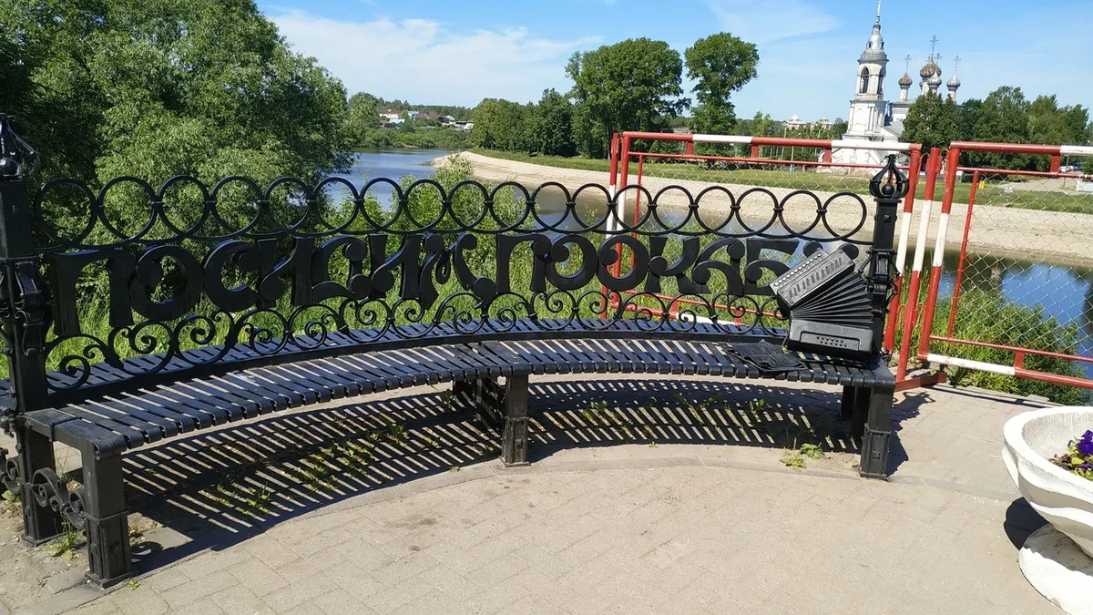 Недалеко от буквы "О"  находится скамейка "Посидим поокааем" . Так на ней и написано. Справа  на скамье лежит гармонь и том стихов Николая Рубцова. 