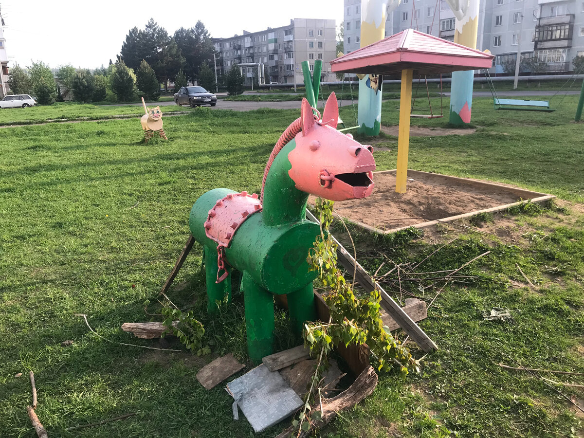 Лошадка. Так и хочется запрыгнуть на холодный металл и ускакать в прекрасное далеко