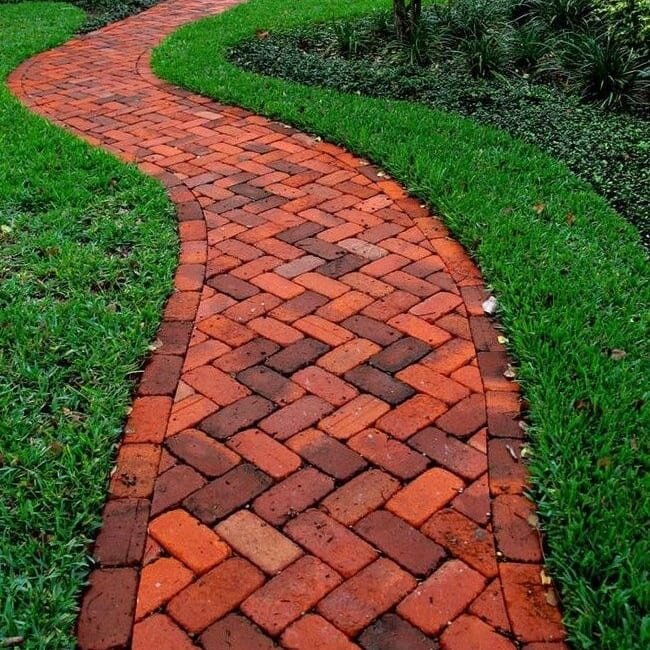 Кирпич при устройстве дорожек 😌