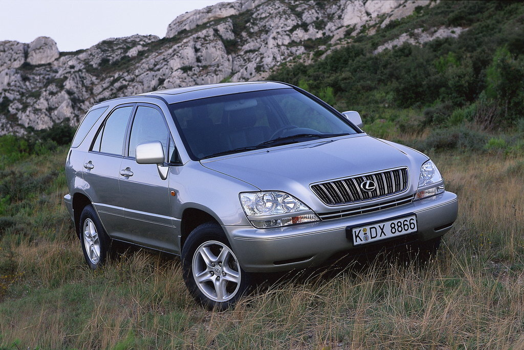 Автомобиль первого поколения (1998 - 2003 год, Lexus XU10)