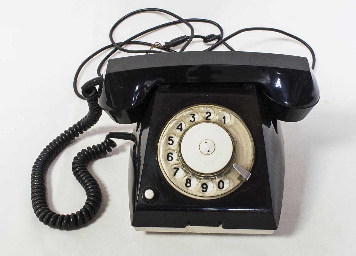Дисковый телефонный аппарат ТА-68, СССР. Сегодня такой аппарат можно продать за 350 рублей. Фото: meshok.net