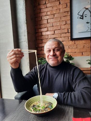 Вото доброго автора с китайскими палочками и корейской лапшей.