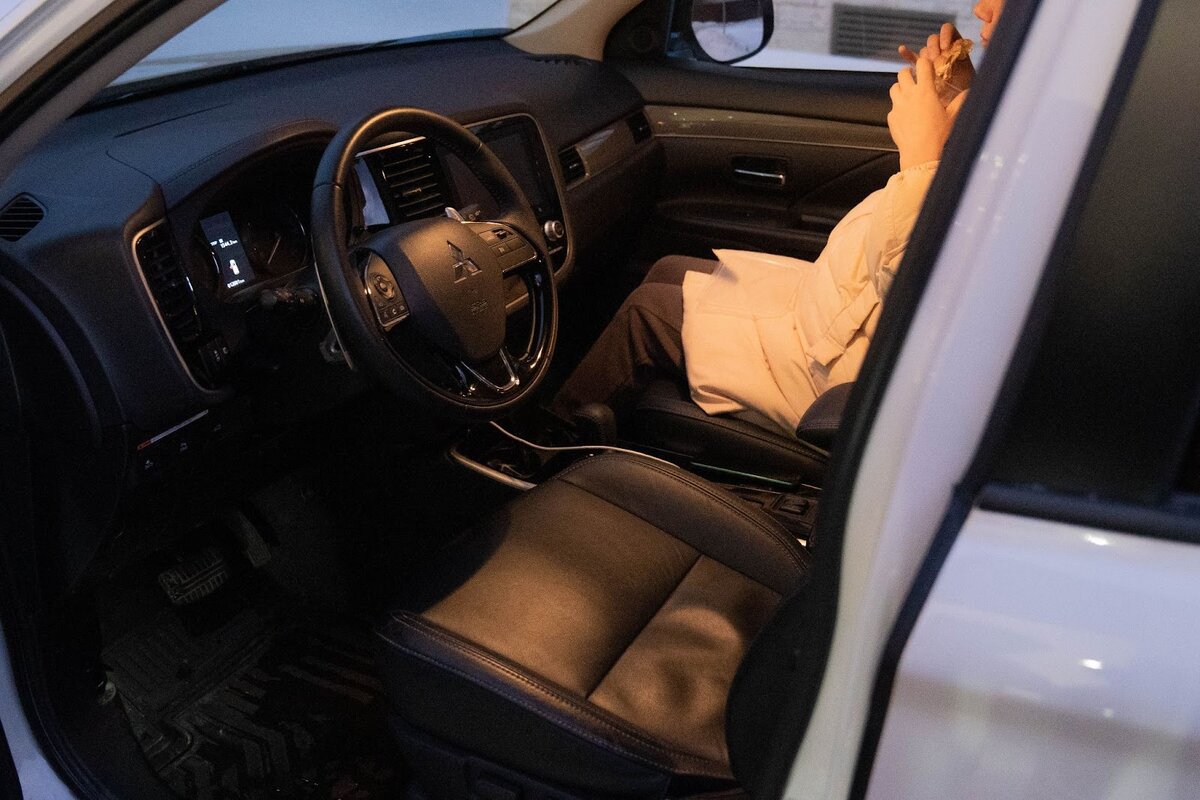 Сзади не сфотографировались, зато есть фото передних сидений