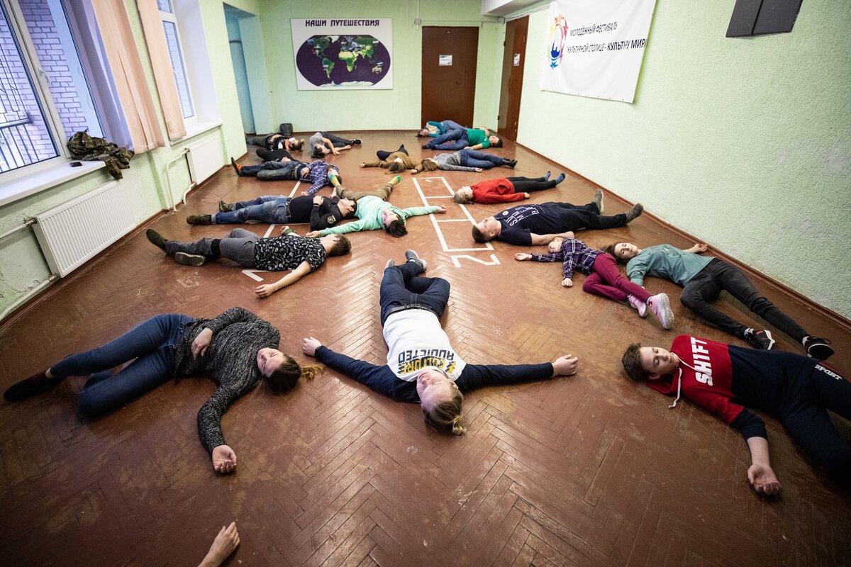 Статисты отыгрывают обморок