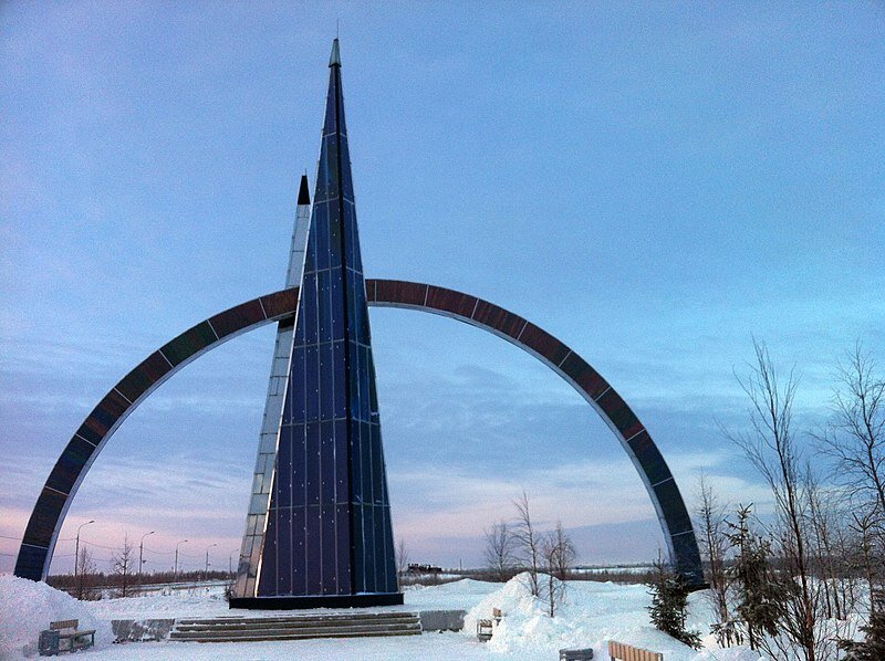 Стела «66 параллель» (памятник Полярному кругу). Салехард. Фото: Васятка1, Wikimedia Commons