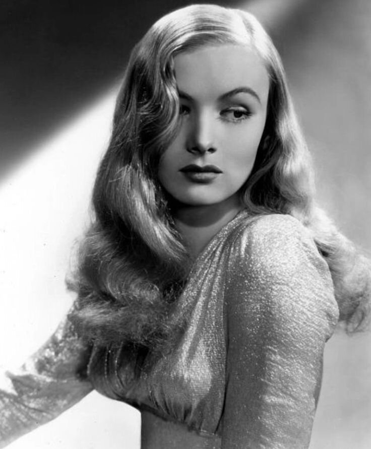 Такой запомнили зрители Веронику Лейк. Но красавицей она была не всегда. Изображение из свободного доступа.