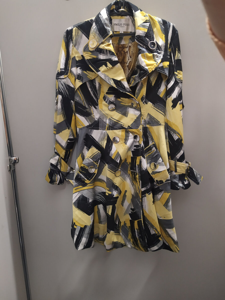 Плащ Emilio Pucci.