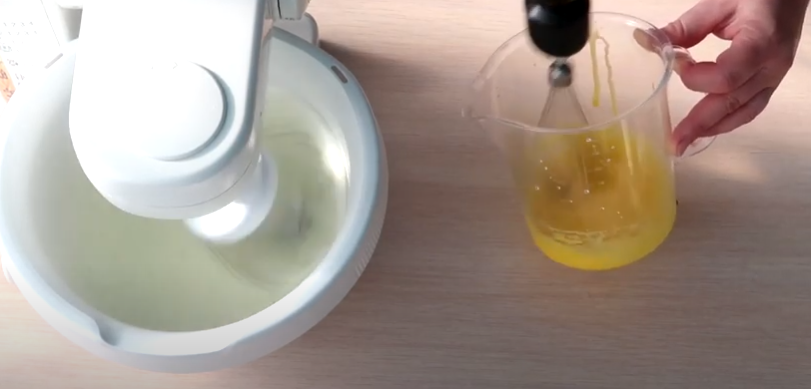 Отдельно взбиваем белки и желтки