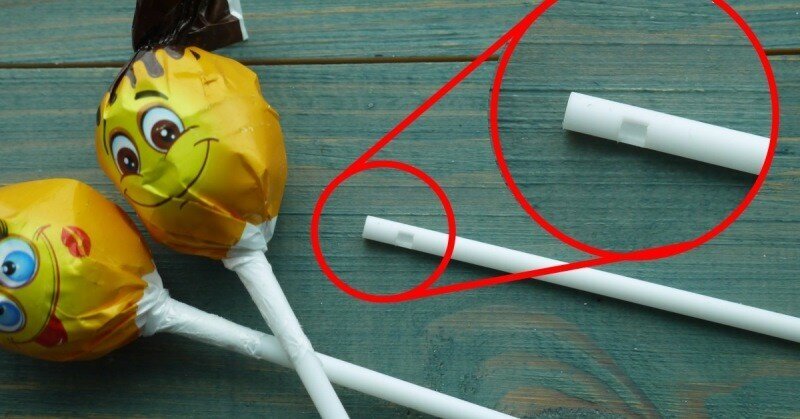 Отверстие в палочке чупа-чупс.