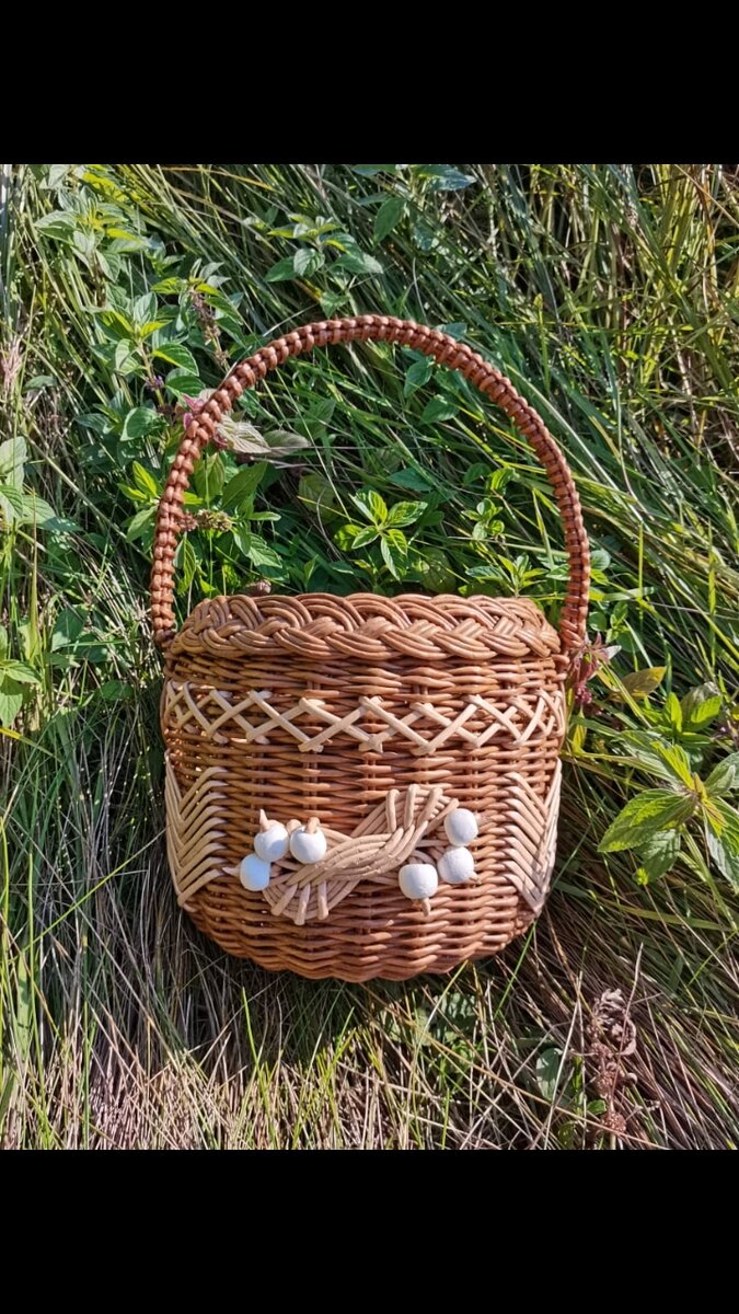 Корзины, короба , шкатулки всё это я плету из бумажной лозы Лоза не продаётся в магазине, там есть только бумага из нее я САМА кручу трубочки . Чтобы они превратились в лозу обрабатываю определённым способом и после этого приступаю к творению .