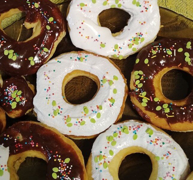 Мои самые первые пончики))) Кривые и косые - белое, это обычный белковый крем