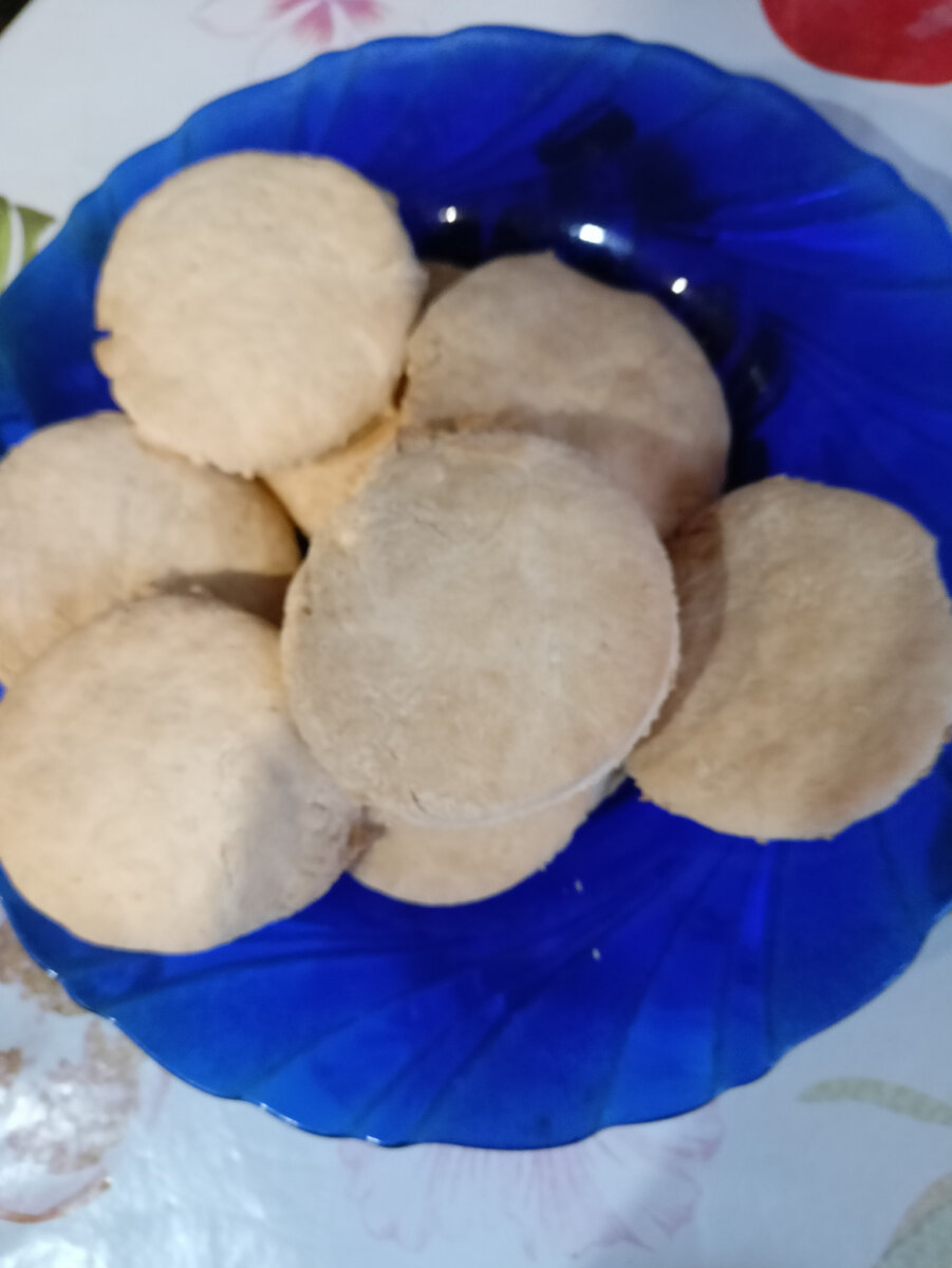 Вкусно, быстро и недорого.  Нам понадобится : 2стакана муки, 1 ст. ложка мёда, если любите мед, можно две положить, хуже не будет, 1/2 стакана сахара, 1/2 ч. ложки соды, 1/2 стакана воды. Сахар, мёд и воду смешать, поставить на огонь и довести до кипения. Немного охладить и постепенно добавляем муки и соды. Тесто хорошо вымешиваем , затем раскатываем в пласт толщиной 0,5 - 1 см . нарезаем специальной выемкой или стаканом. Сформированные печенья выкладываем на противень подпыленным мукой и выпекать при 200 градусах 15-20 минут.
