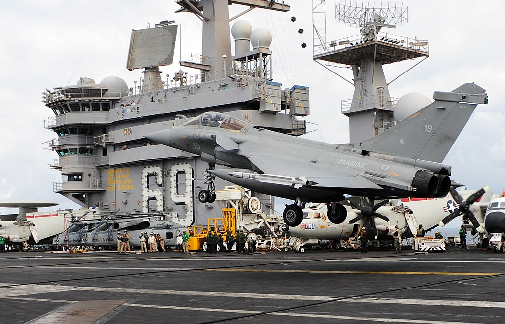 Дуайт эйзенхауэр авианосец. Рафаль самолеты авианосец. Dassault Rafale aircraft Carrier. Rafale m Carrier. Dassault Rafale on aircraft Carrier Night.