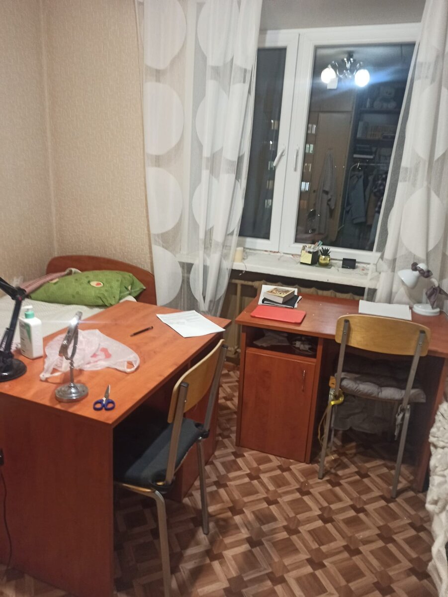 Дочкина кровать и рабочий стол. 