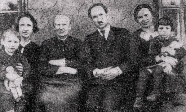 Вера Хоружая (справа) в кругу семьи