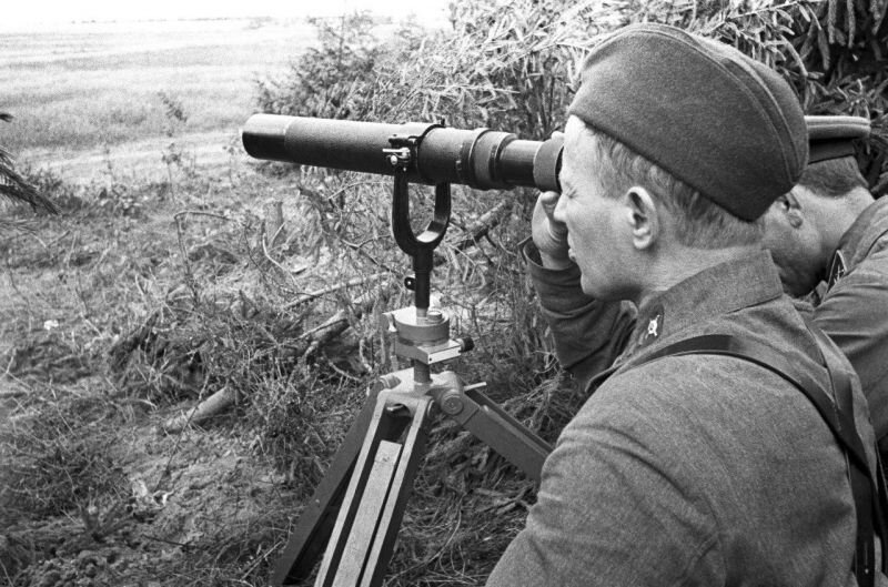 Советский военный корреспондент Михаил Шолохов ведет наблюдение через монокуляр
