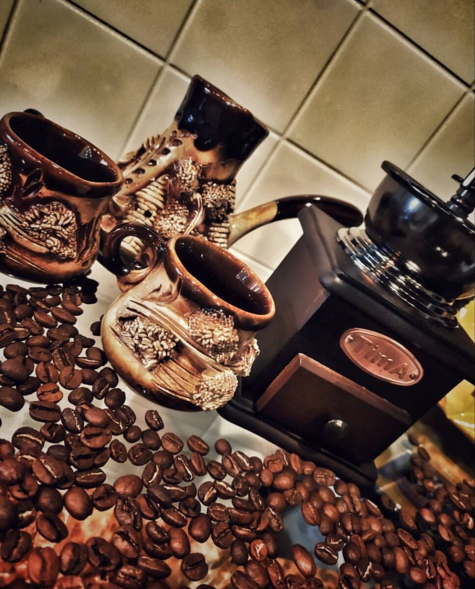 Большинство людей знает два вида кофе — арабику и робусту. Они как черешня и вишня. Арабика более сладкая, сочная, робуста — резче, ядрёнее