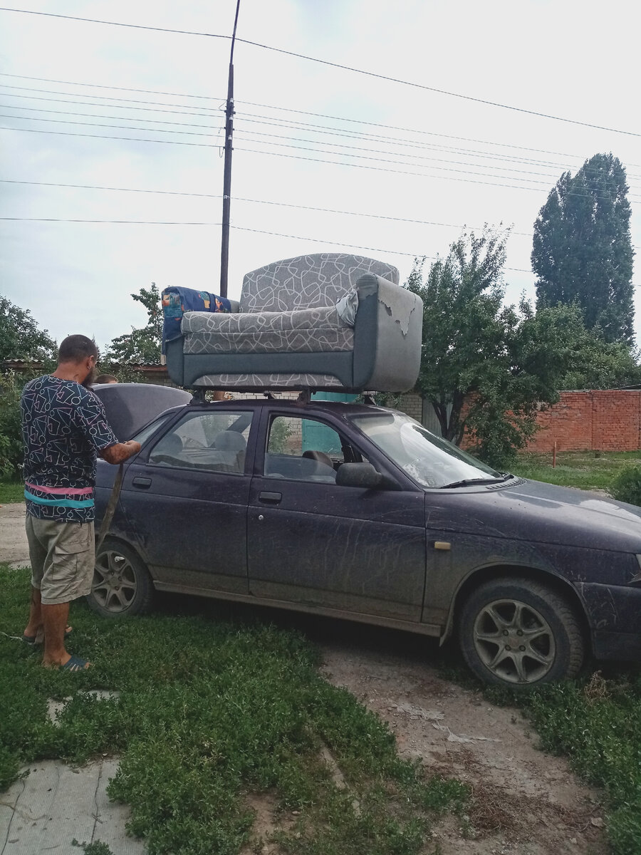 После нашей семьи этому дивану уже ничего не страшно. 
