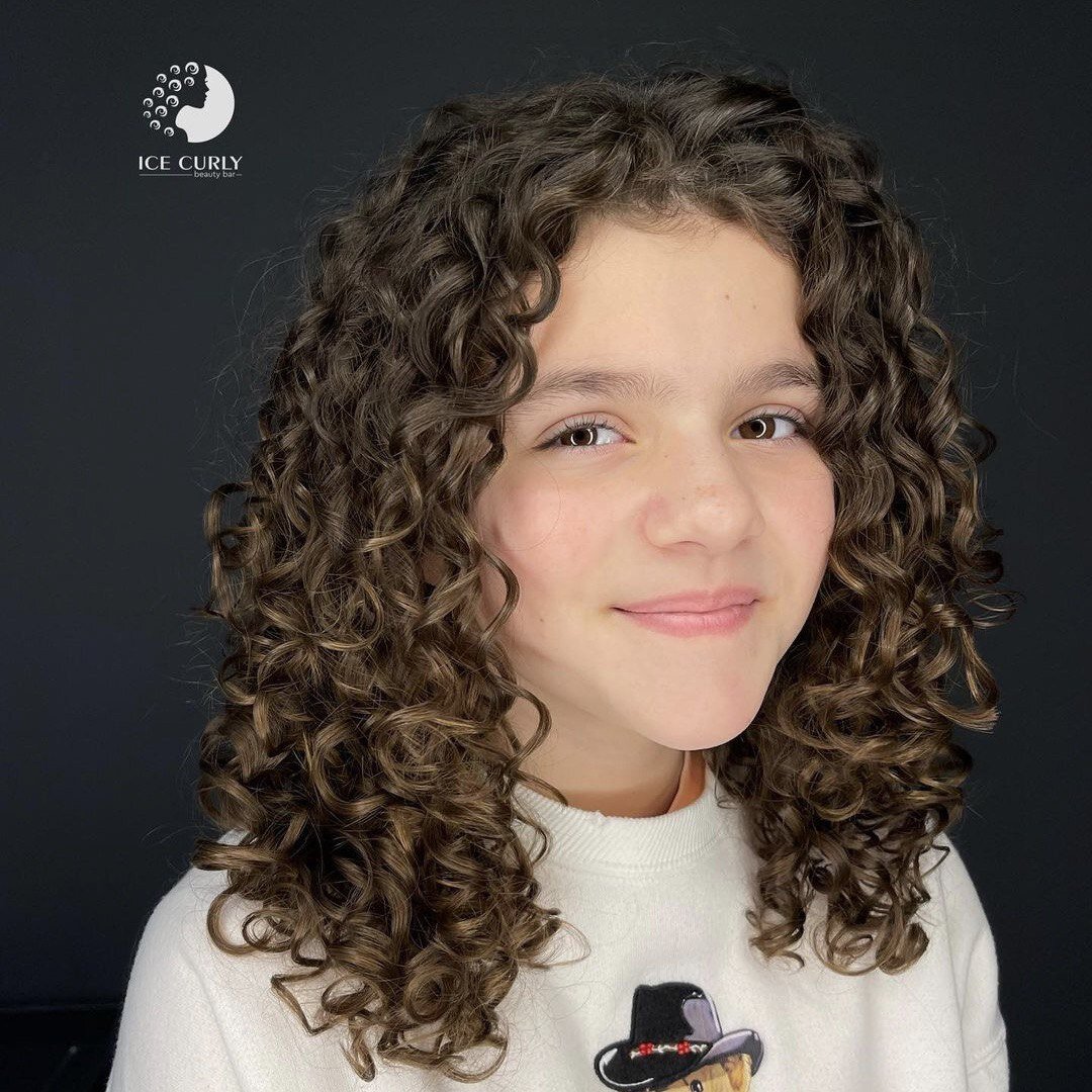 Кудри ребенку. Прически для девочек. Прически с кудрями детям. Красивые детские прически. Модные прически для девочек.