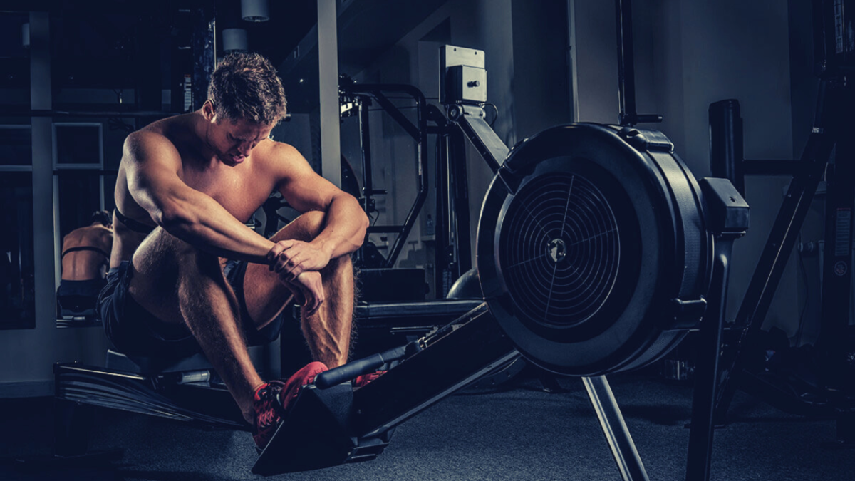 Тяжелые мышцы после тренировки. Мужчина в тренажерном зале. Мужчина на тренажере. Тренировка в тренажерном зале. Устал в спортзале.
