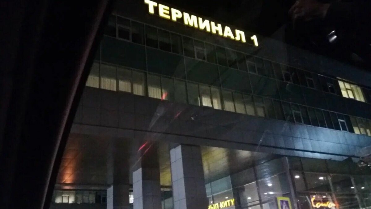     В международном аэропорту «Казань» экстренную посадку вынужден был совершить самолет, летевший из Кемерово в Санкт-Петербург. Причиной обозначили то, что одному из пассажиров стало плохо в полете. Такую информацию подтвердили в пресс-службе воздушной гавани.