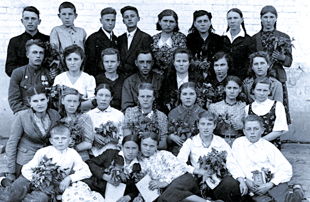 Выпускной класс школы. Михаил – крайний слева в верхнем ряду, поселок Привольное 1947 г.