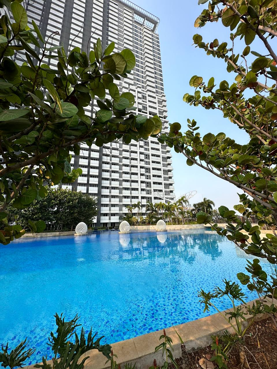 Бассейн, доступный для жильцов кондо на 8 этаже