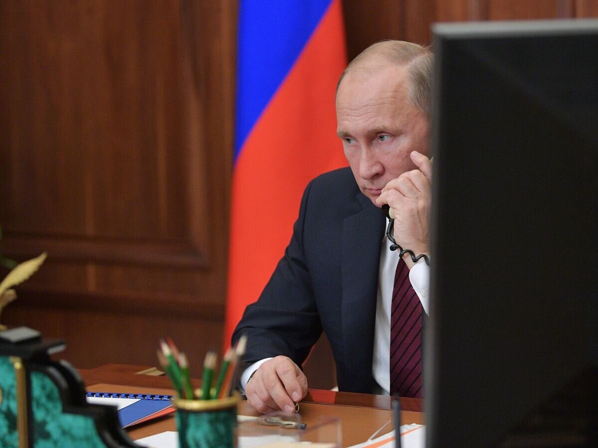    Президент РФ Владимир Путин во время телефонного разговора© РИА Новости / Алексей Дружинин