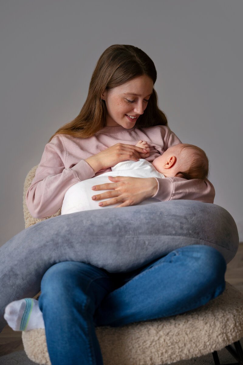 Изображение от <a href="https://ru.freepik.com/free-photo/front-view-mother-with-cute-newborn_39917854.htm#query=%D0%BC%D0%B0%D0%BC%D0%B0%20%D1%81%20%D0%B3%D1%80%D1%83%D0%B4%D0%BD%D1%8B%D0%BC%20%D1%80%D0%B5%D0%B1%D0%B5%D0%BD%D0%BA%D0%BE%D0%BC&position=32&from_view=search&track=ais">Freepik</a>