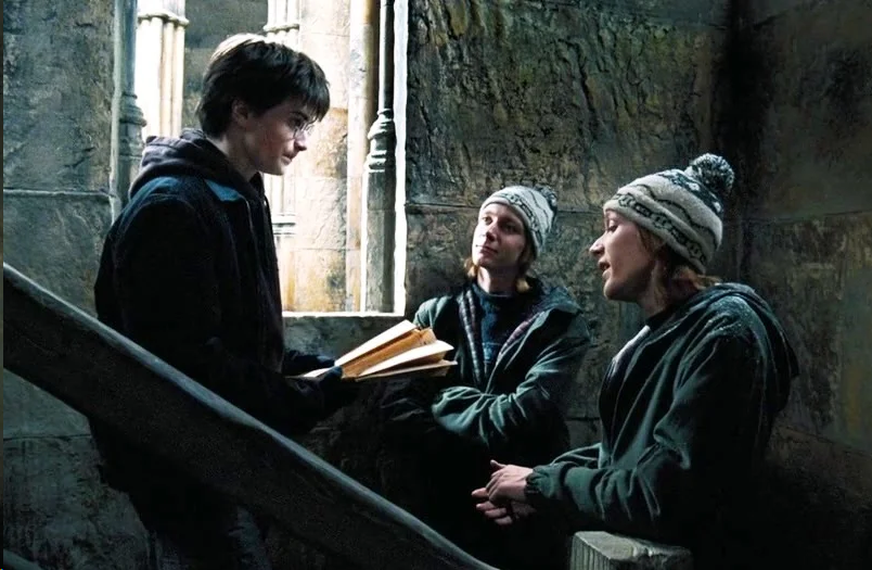 Близнецы отдают карту Гарри