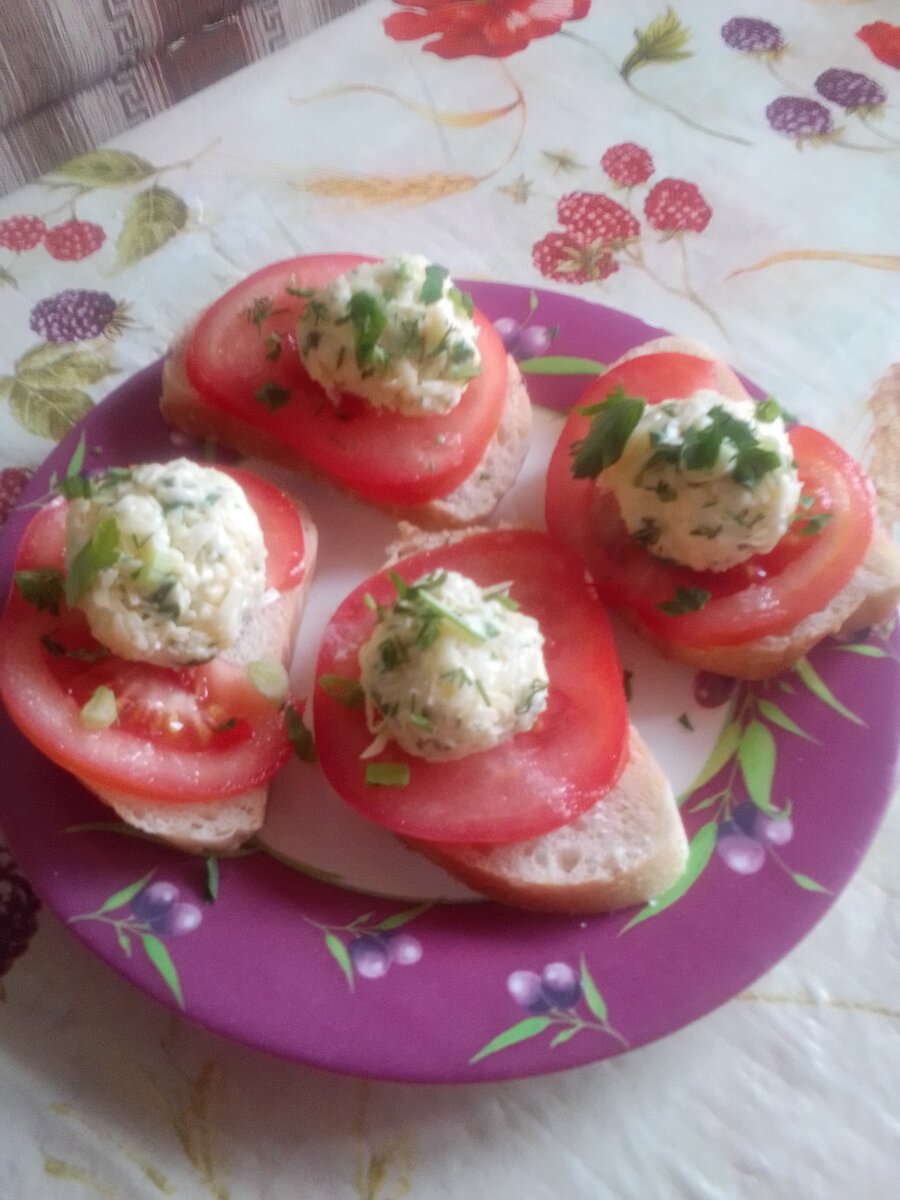 Сырный салат на булке с помидорами