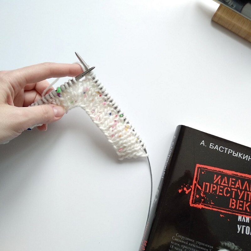 Лицевая сторона. До центральной петли - скрещенный накид. Листайте дальше!