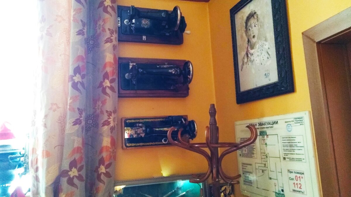 Швейные машины висят на стене, и как стены выдерживают?