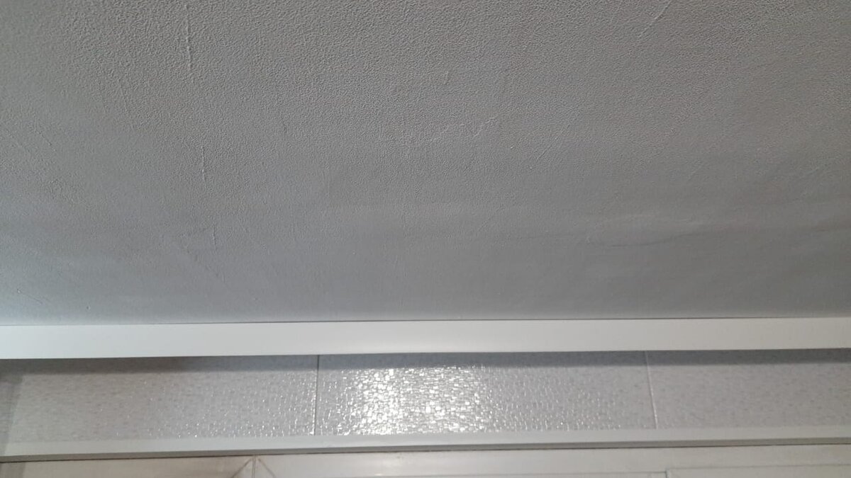 В этой комнате сделали всю стену, до потолка 