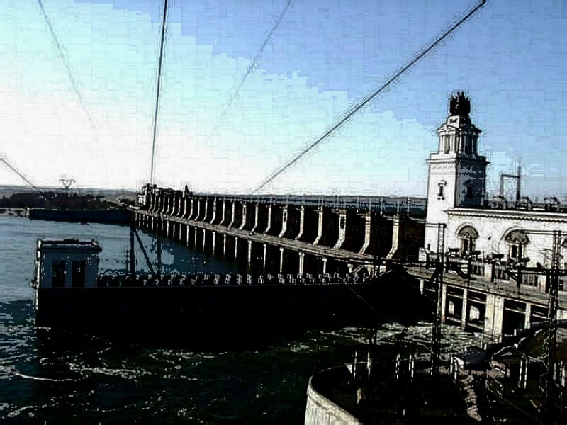 Цимлянская гидроэлектростанция, построенная в 1950-х. Первая масштабная послевоенная всесоюзная стройка, которая нашла отражение не только в исторических справках, но и в литературе. Донские писатели не обходили тему стороной.