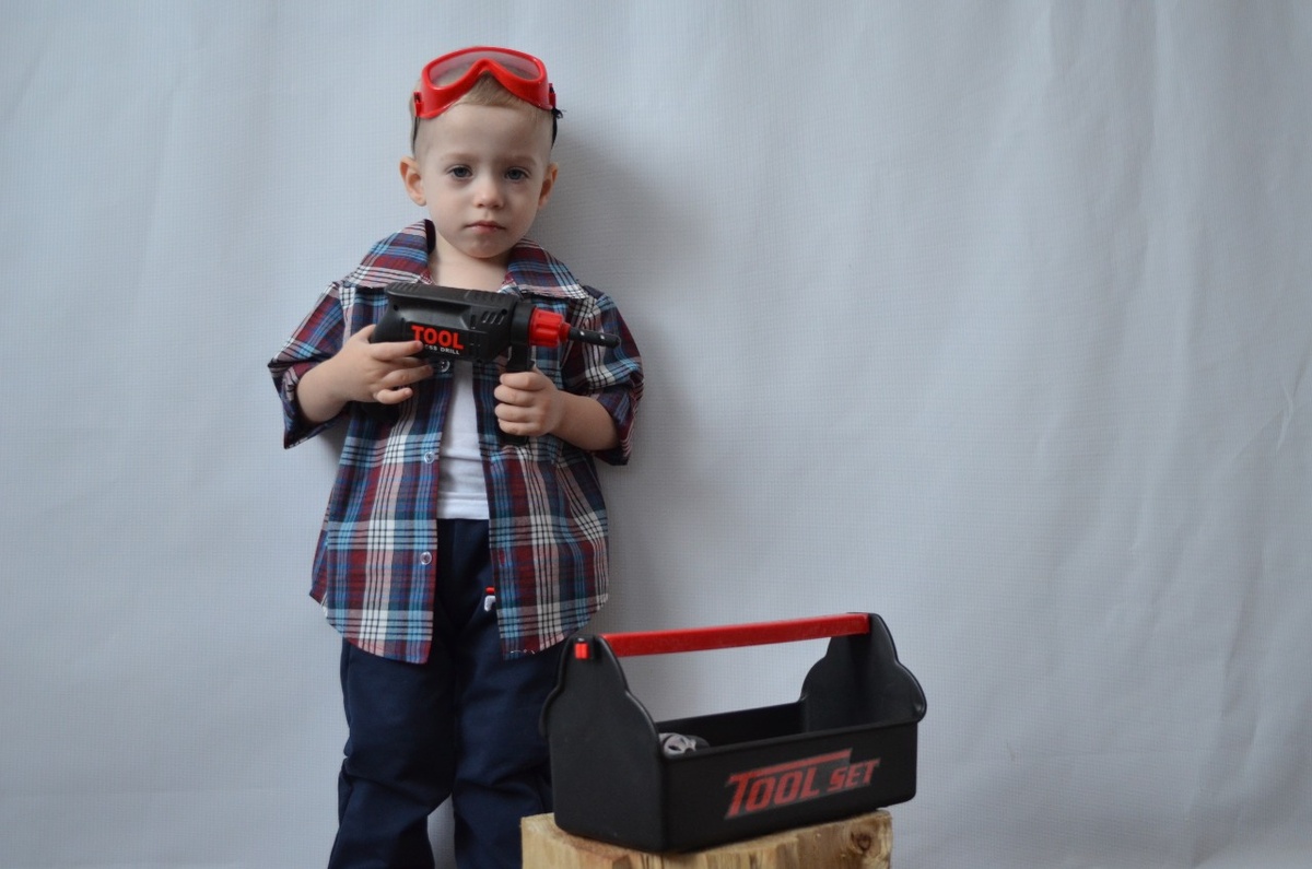 Никита с игрушечной дрелью не очень любит играть.