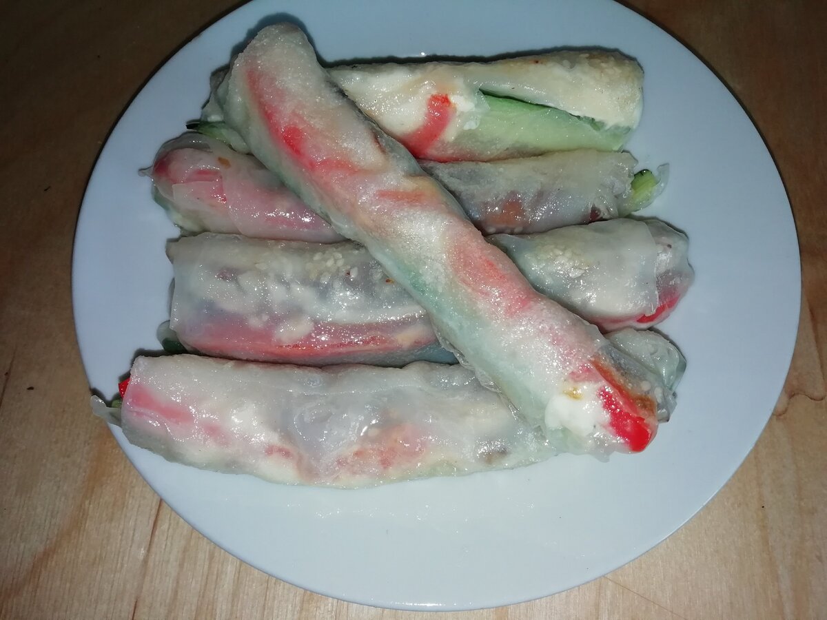 Спринг роллы с копченой курицей и овощами.