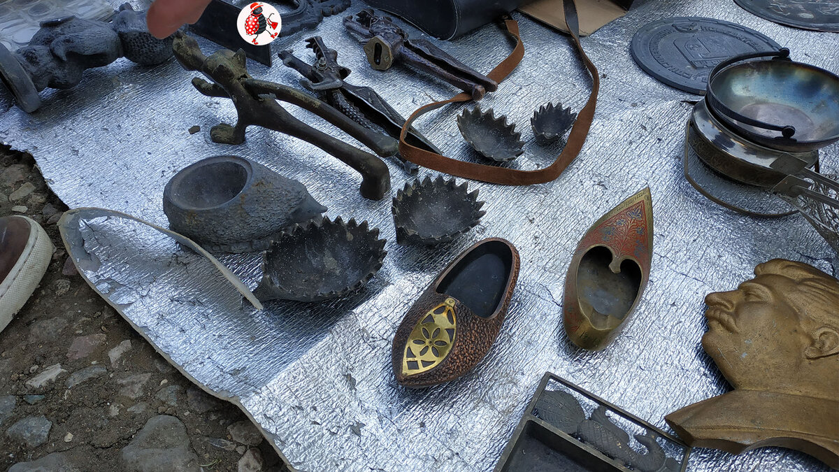 Ежики вышли на прогулку по барахолке