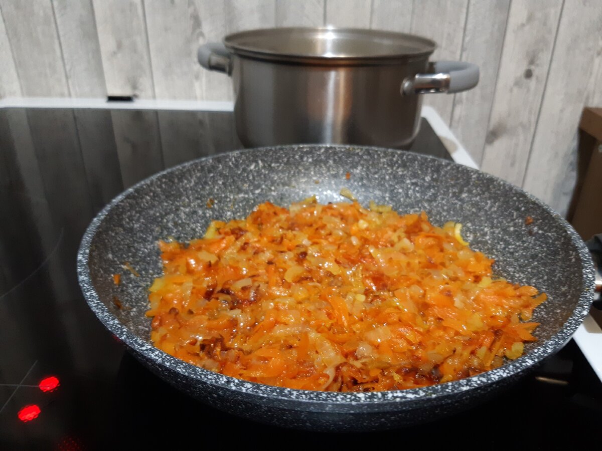 Пассировка лука и моркови.