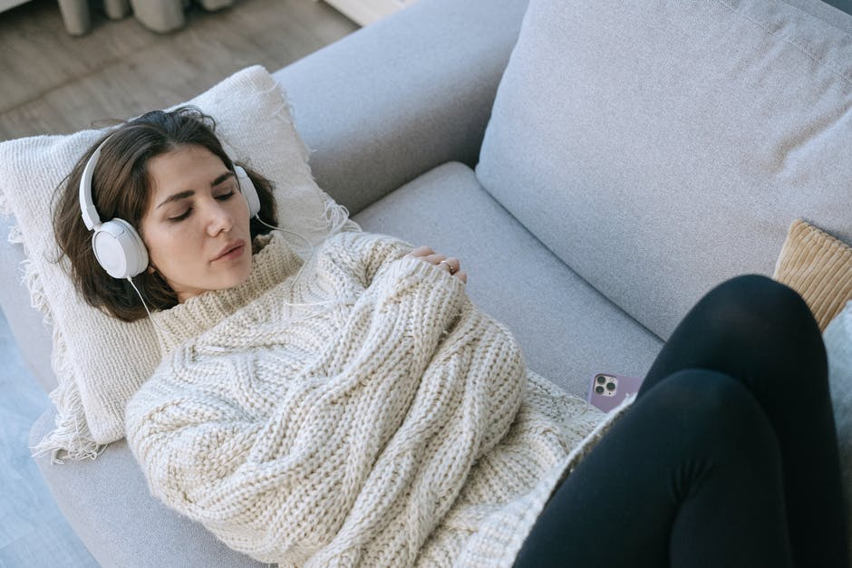 Фото https://www.pexels.com/photo/people-woman-hand-relaxation-6799971/