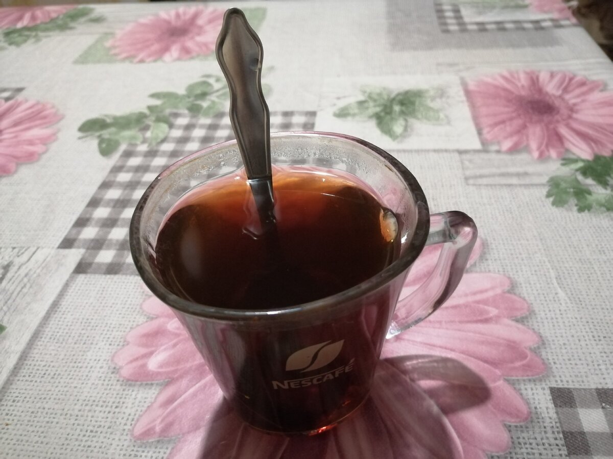 Пьет чай в чашке от кофе. Не, ну вы посмотрите на него!