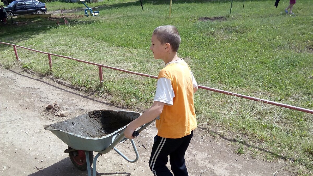 Братишка помогает мне с огородом